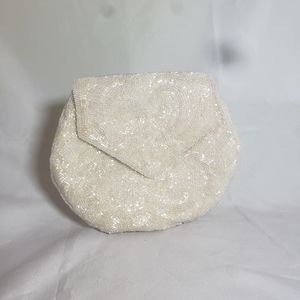 White vintage La Regale seed bead clutch purse with magnetic clasp